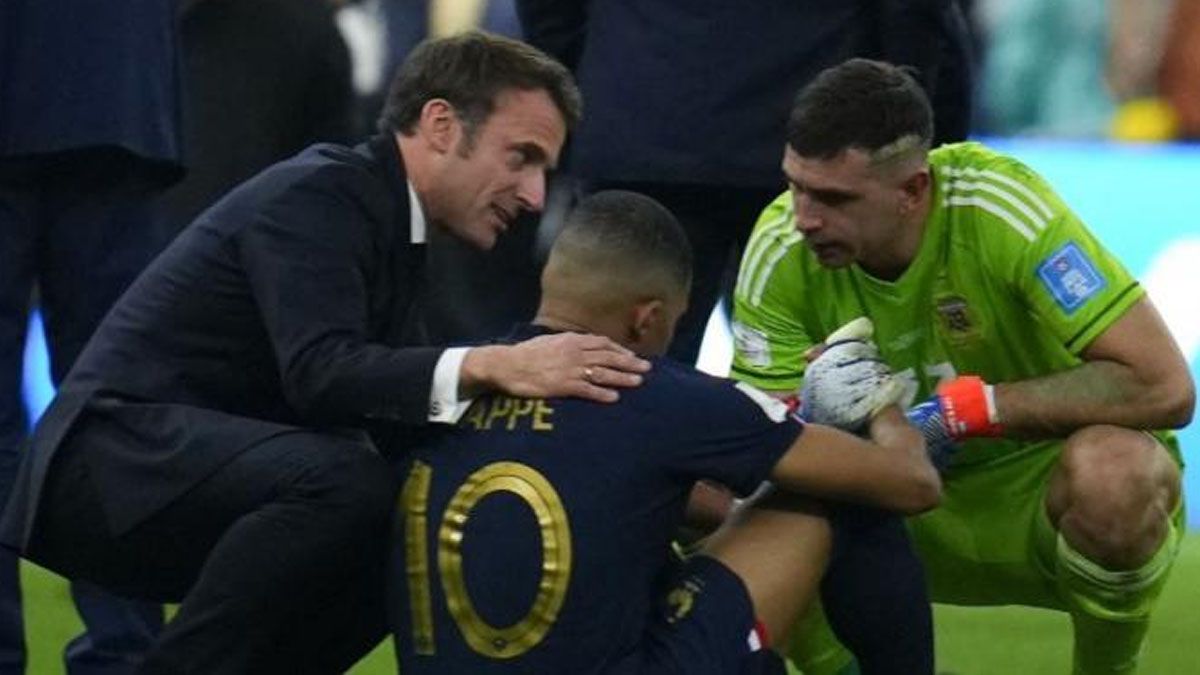 Emiliano Martínez, junto al presidente francés, Emmanuel Macrón, consolando a un abatido Kylian Mbappé (Foto: Gentileza El tucumano)
