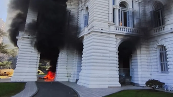Violentos incidentes en La Plata: manifestantes incendiaron la municipalidad durante una protesta