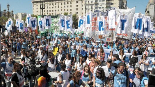 Los docentes se movilizan a Plaza de Mayo para reclamar paritarias nacionales