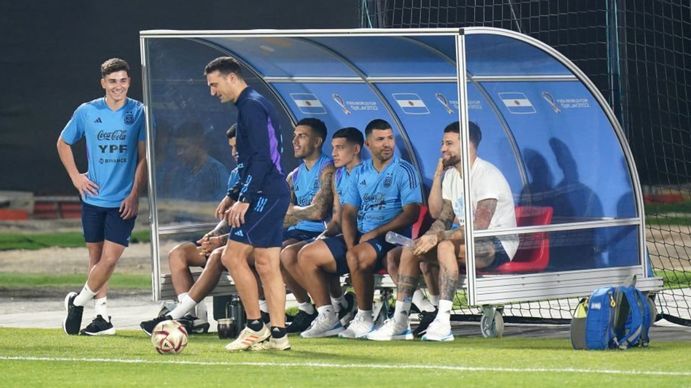 No falta nadie: el Kun Agüero entrenó con la Selección Argentina y Scaloni lo chicaneó para que haga los ejercicios