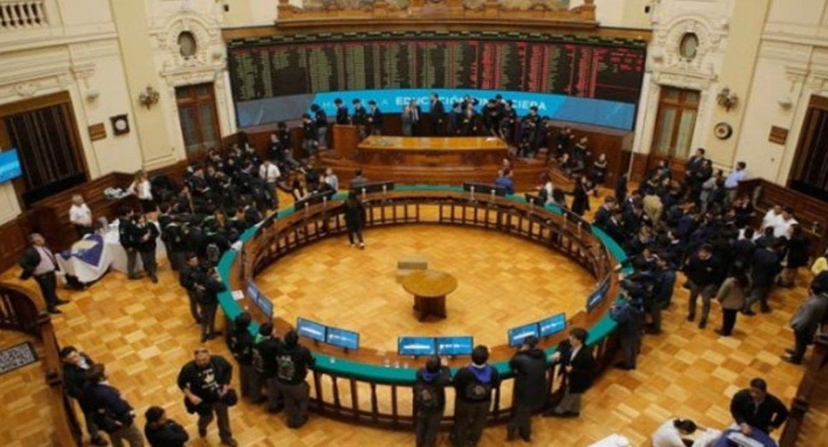 La bolsa de Santiago y el peso se derrumbaron ante el triunfo de independientes y la izquierda (Foto: Bolsa de Santiago)