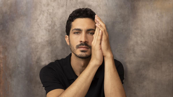El Chino Darín sorprende en la serie española de Netflix que te atará al sillón