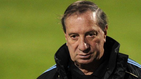 Carlos Bilardo fue internado de urgencia en el Instituto FLENI