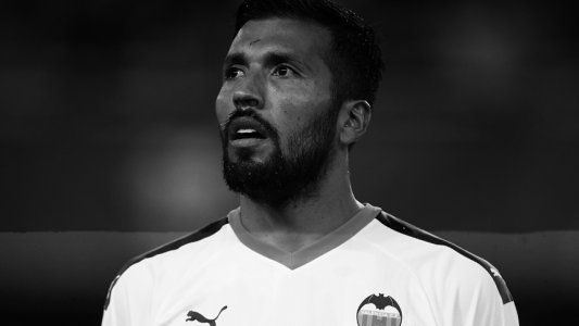 Enfrentado con la dirigencia, Ezequiel Garay se despidió de Valencia luego de cuatro años