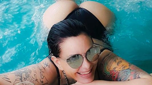 ¡Alerta naranja! Daniela Cardone bien sensual en la pileta