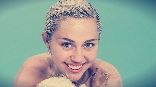 Miley Cyrus se revuelca en el chiquero