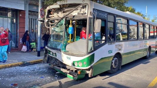 Choque brutal entre dos colectivos en Flores: hay 35 personas heridas, 12 de ellas de gravedad