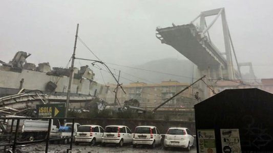 Se derrumbó un puente en una autopista italiana de Génova y ya son 35 las víctimas fatales