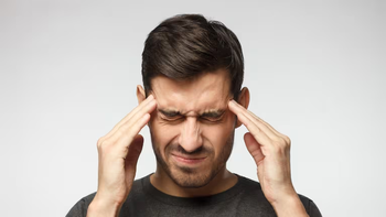 El estrés de mitad de semana y la sobrecarga digital suelen manifestarse como pesadez frontal y tensión en las sienes. Foto: Astrología y salud.&nbsp;