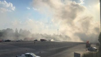 La Cruel Verdad en Ituzaingó: un camión volcó y provocó una nube tóxica