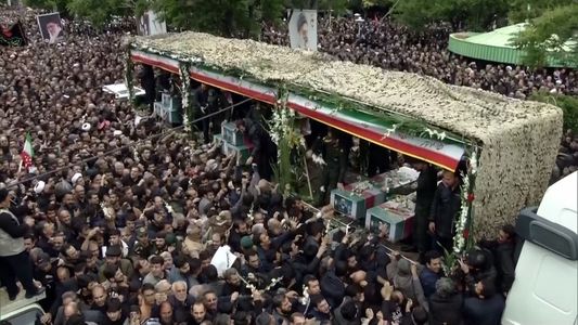 Funeral de Ebrahim Raisi, presidente de Irán: las impactantes imágenes de la multitudinaria despedida