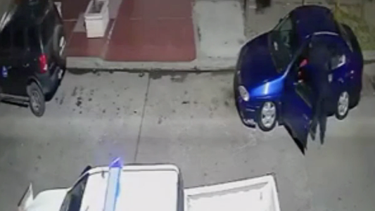 Video: un policía le robó el celular a un conductor que estaba dormido dentro de su auto