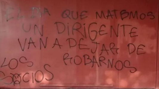 Aparecieron pintadas en la cancha de Independiente: El día que matemos a un dirigente van a dejar de robarnos