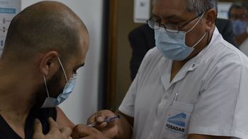 A un año del inicio de la vacunación contra el coronavirus: ¿quién es el argentino que recibió la primera dosis?