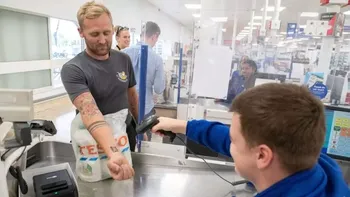 Se tatuó la tarjeta del supermercado para no perderse los descuentos