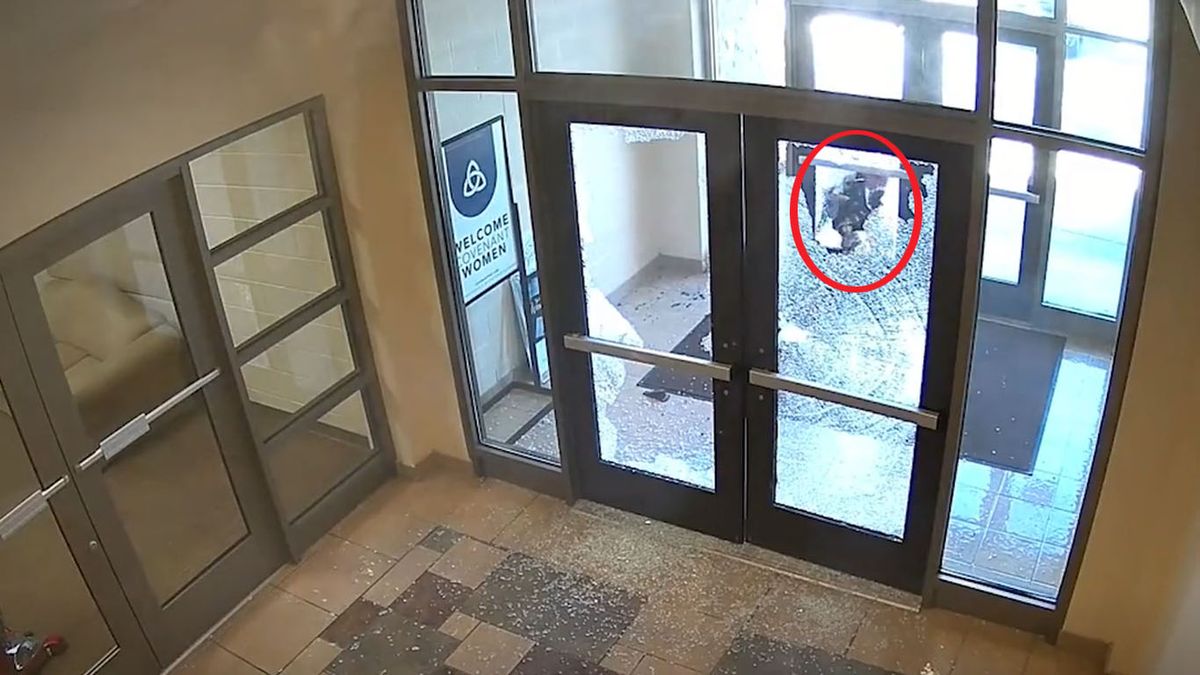 Disparando contra las puertas, la asesina destruy&oacute; los cristales para poder ingresar a la escuela (Foto: Captura de TV)