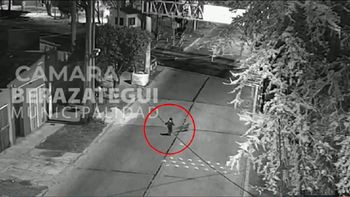 El niño fue captado mientras caminaba por la calle 28 y 151. Foto: captura de Tv.