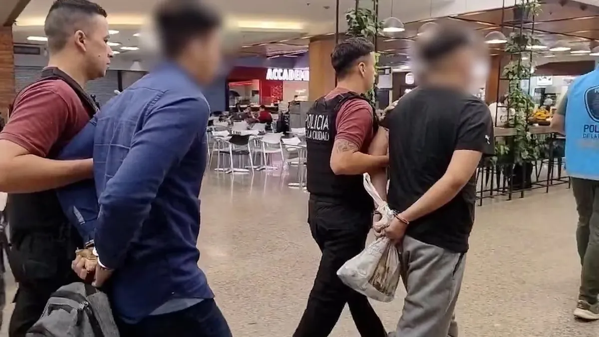 Los ciudadanos chilenos, en una captura en la que circulan esposados en la terminal del Aeroparque Jorge Newbery, a la vista del resto de los pasajeros