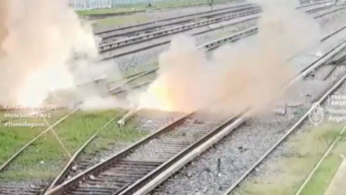 Tren Sarmiento: intentó robar cables en la estación de Merlo y provocó una explosión (Foto: captura de TV).