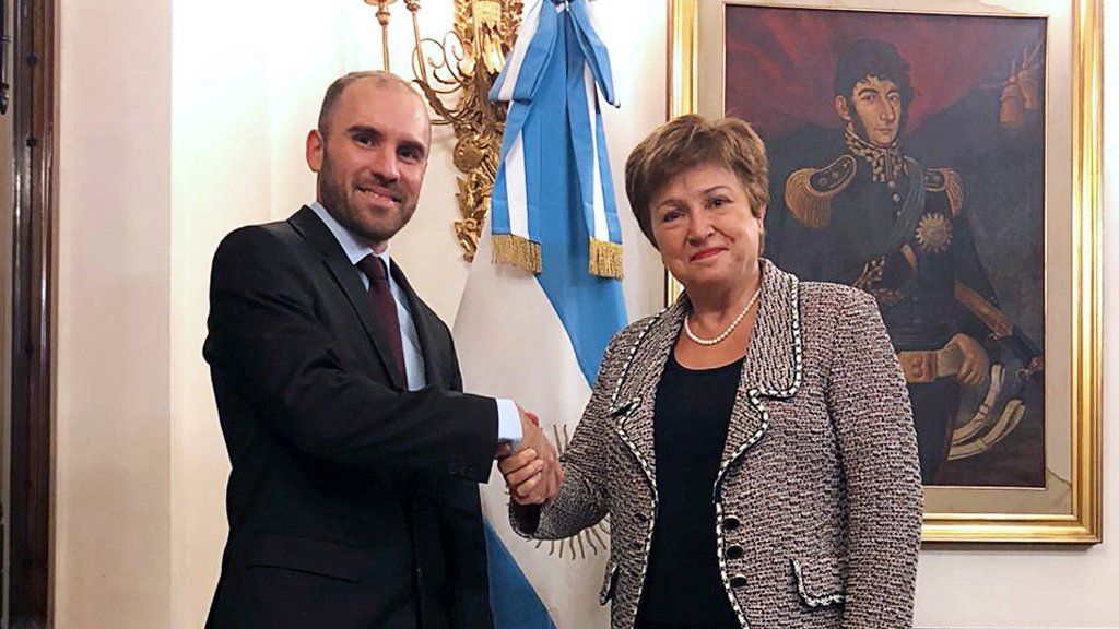 Según el FMI, la deuda de Argentina no es sostenible y pide a los bonistas privados que acepten una quita apreciable