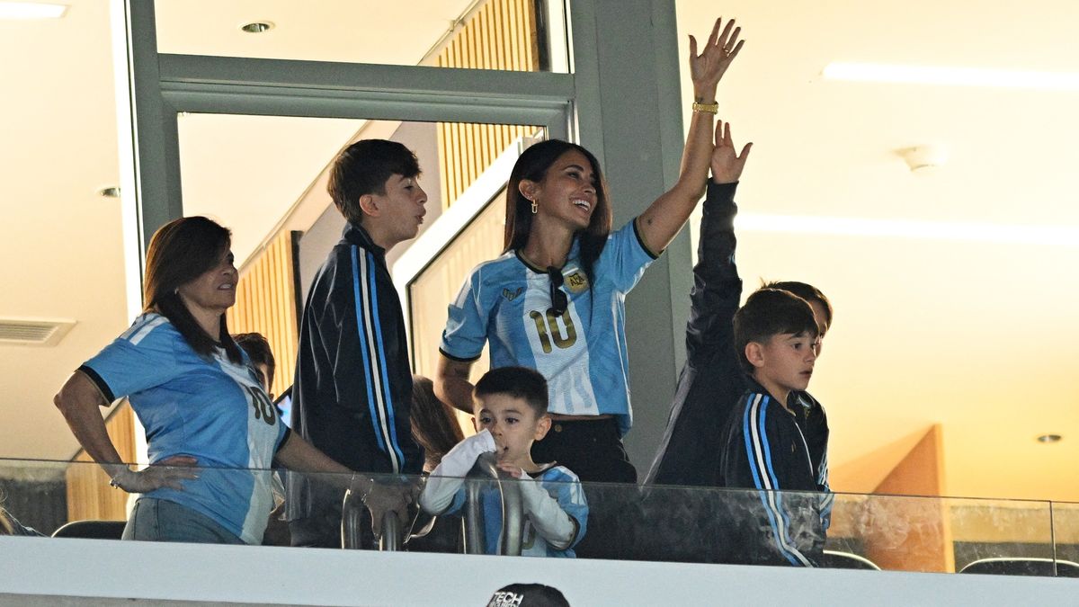Antonela Roccuzzo y la mamá de Messi acompañan al capitán en su última noche con la selección. (Foto: Reuters)