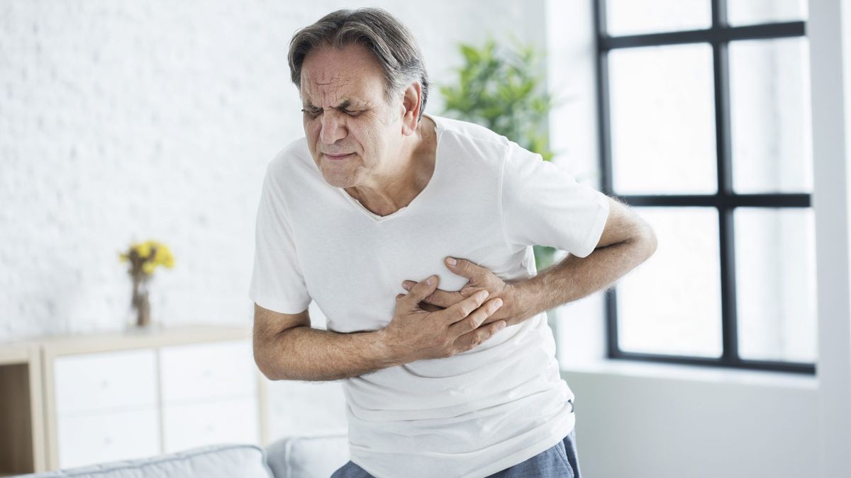 Un infarto puede ocurrir de manera inesperada y estar solo aumenta el riesgo. Conocer los síntomas y actuar rápido puede marcar la diferencia entre la vida y la muerte