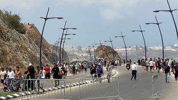 Crisis migratoria en España: miles de personas cruzaron a nado desde Marruecos hacia Ceuta