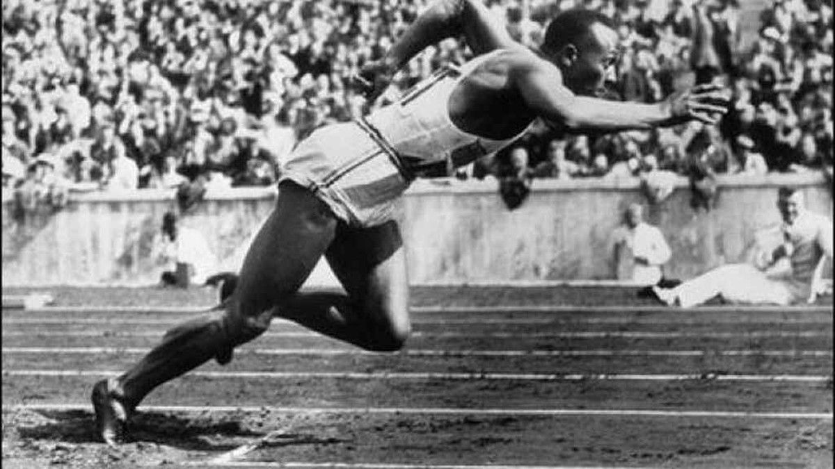 Jesse Owens saltó a la fama internacional con las zapatillas de los Dassler. Logró cuatro medallas de oro en los Juegos Olímpicos de Berlín 1936. 