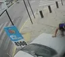 Impactante video: un auto perdió el control, se subió a la vereda y atropelló a una mujer y a sus dos hijas