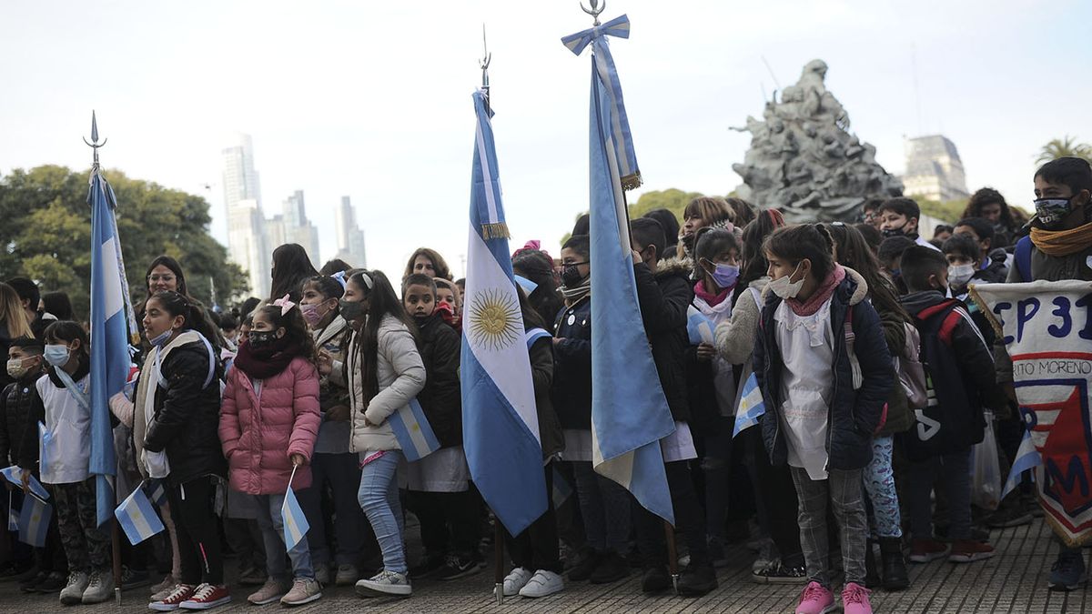 El presidente Alberto Fernández encabezó esta mañana el acto de Promesa de Lealtad a la Bandera con más de 2000 estudiantes. (Foto: Télam)