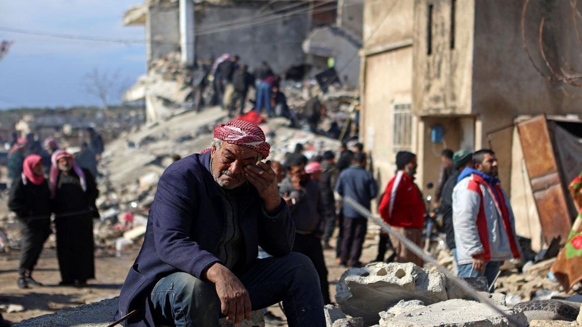 Un hombre llora desconsolado en Siria ante la magnitud del terremoto que llegó a 7,8 grados en la escala de Richter (Foto: Gentileza Middle East Eye)