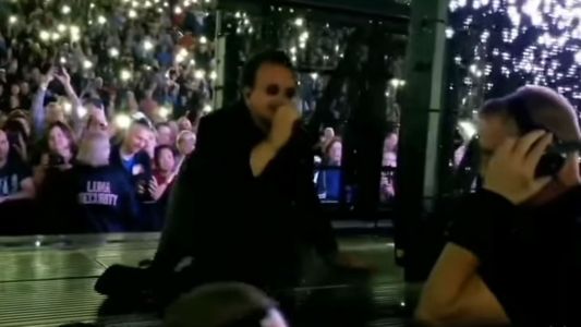 Tremendo golpe de Bono en un show en Chicago