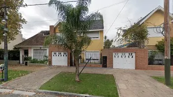 El frente de la vivienda de Díaz Vélez al 192, en Lomas de Zamora, sitio donde ocurrieron los hechos. (Foto: Google maps).