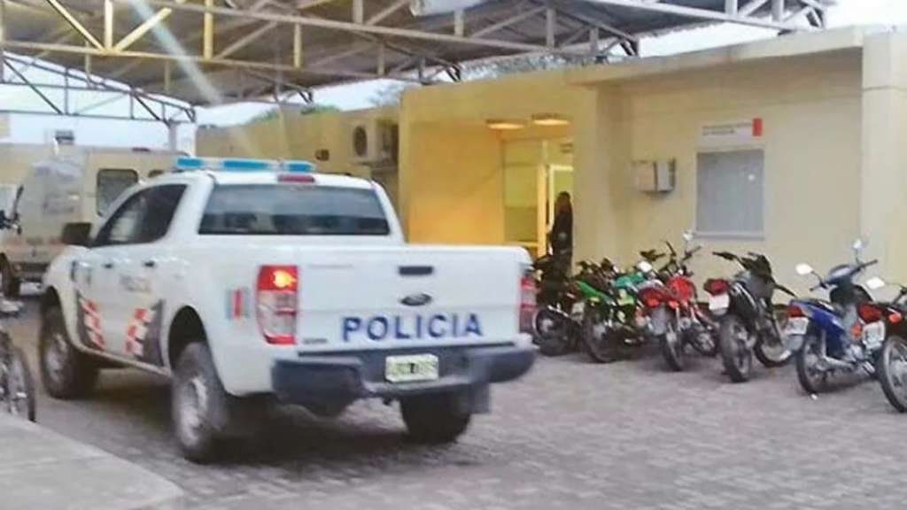 La drogó y como no pudo tener sexo la tiró en la puerta del telo