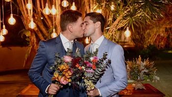 Pedro y Erick llevaban diez años juntos y decidieron contraer matrimonio en julio pasado (Foto: Instagram oficial adrianacarolinafotos).
