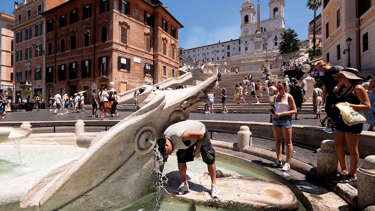 Cualquier fuente de Roma sirve para combatir el calor extremo.&nbsp; (Foto: Reuters)
