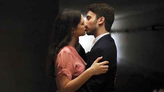 El apasionado beso de Lucía (Delfina Chaves) y Bruno (Albert Baró) en ATAV