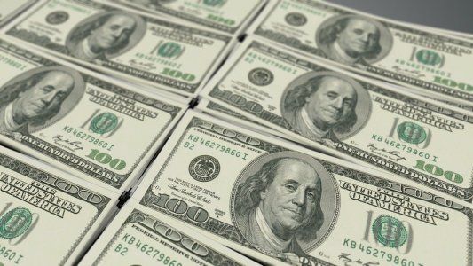 El dólar contado con liqui supera la barrera de los $100