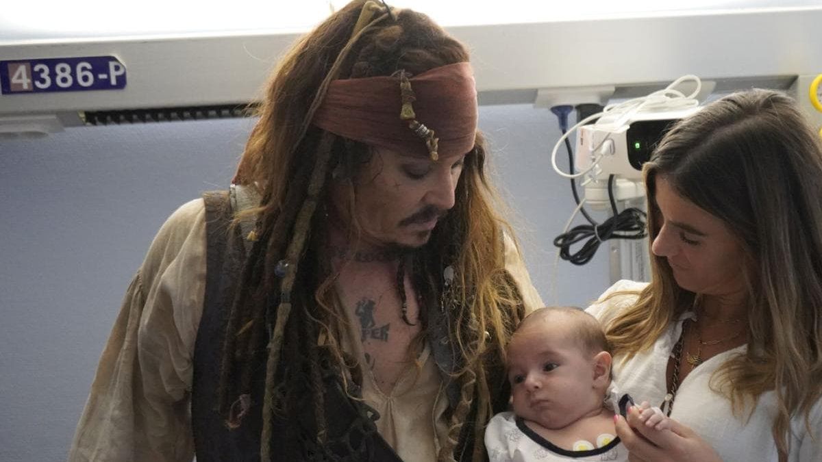 Johnny Depp lleva alegr&iacute;a a un hospital pedi&aacute;trico con su ic&oacute;nico personaje de Jack Sparrow.