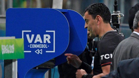La CONMEBOL publicó nuevos videos instructivos para usar el VAR y afirmó que publicará los diálogos entre los árbitros