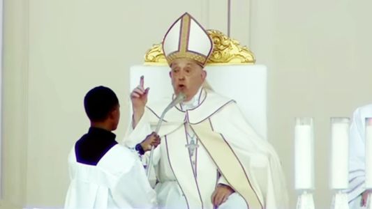 La peculiar misa del Papa Francisco en Timor Oriental: 600 mil personas y el consejo cocodrilo