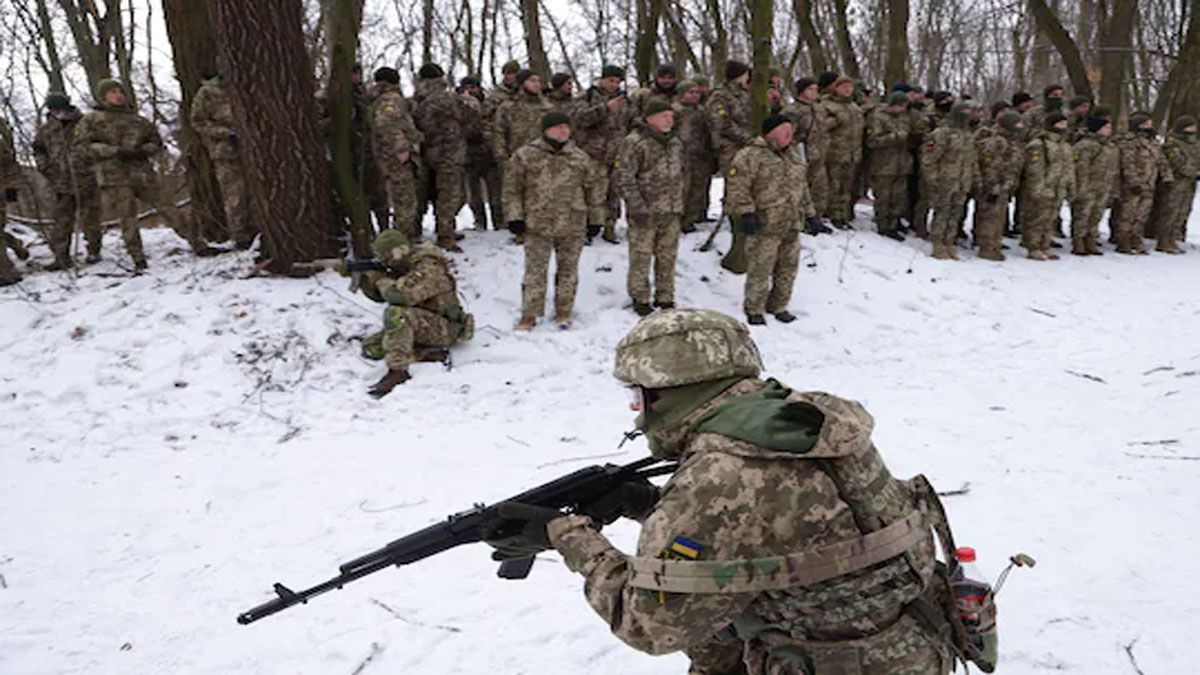 Civiles militarizados como tropas de defensa en Kiev, la capital de Ucrania (Foto: Gentileza Washington Post)