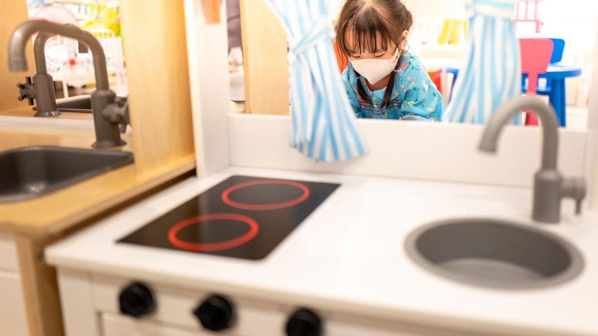 Los padres y los educadores tambi&eacute;n desempe&ntilde;an un papel crucial en la eliminaci&oacute;n de los estereotipos de g&eacute;nero asociados con los juguetes.