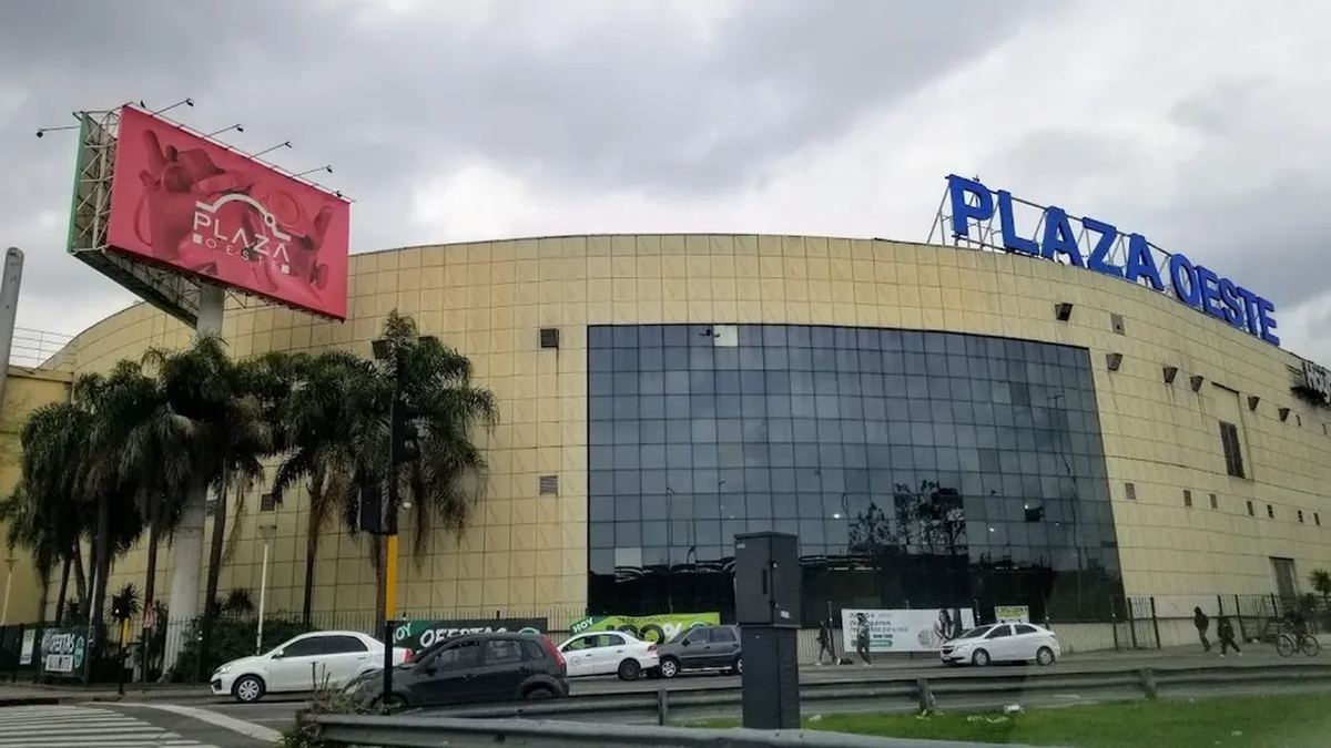 Cayó parte del techo en el shopping Plaza Oeste.