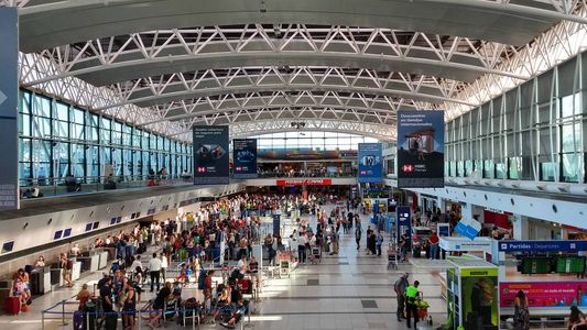 Coronavirus: el Gobierno estableció nuevos requisitos para ingresar al país por el récord de contagios