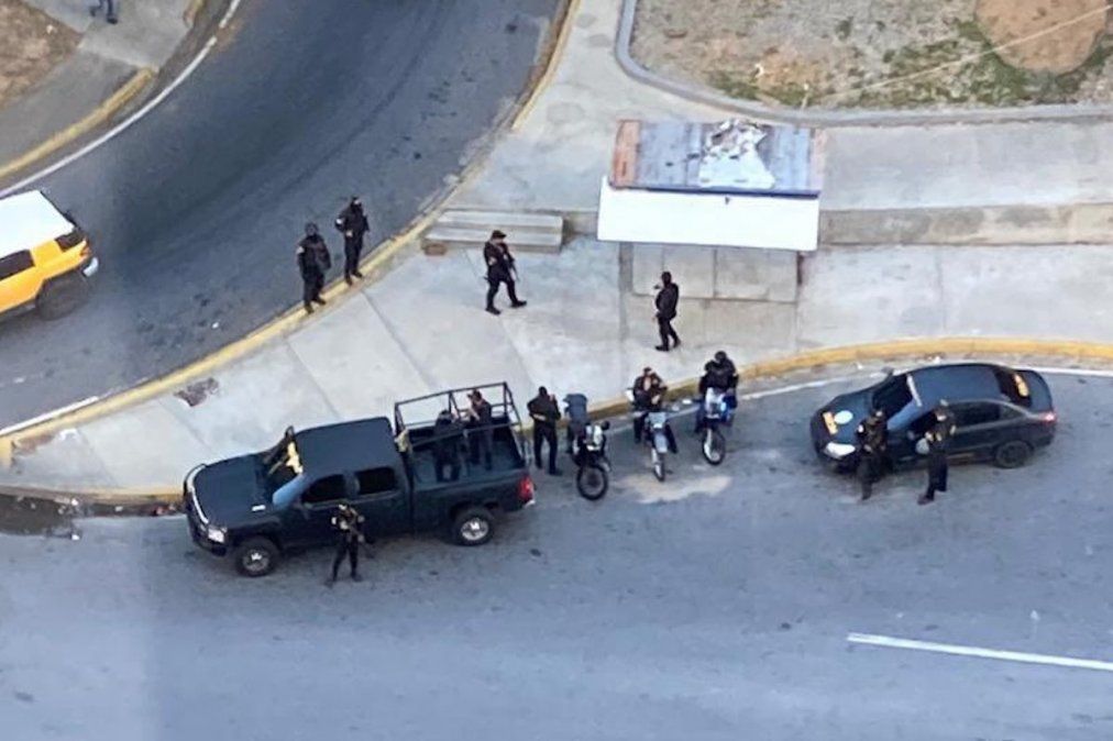 Asume la asamblea favorable a Maduro: la policía rodea la residencia de Guaidó
