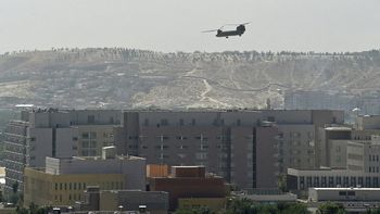 Miles de personas intentan huir de Afganistán ante la toma del poder de los talibanes