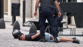 Violento asalto y tiroteo: una mujer fue tomada de rehén y un delincuente terminó baleado