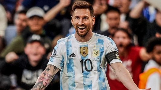 Como un rockstar: el video que muestra a toda la delegación argentina queriendo una foto con Messi tras el título