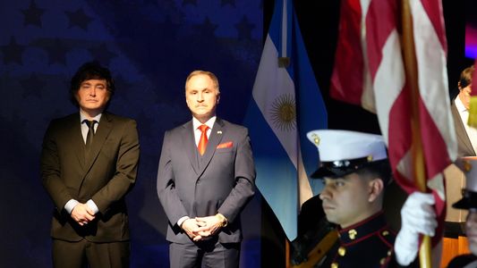 Mientras define si viaja a Estados Unidos, Milei participó del acto por el Día de la Independencia en la Embajada norteamericana
